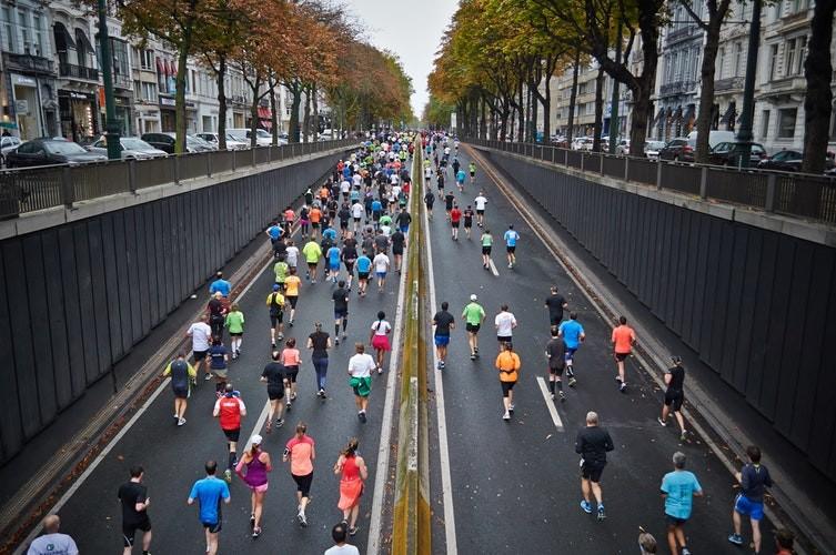 Pessoas-correndo-uma-maratona